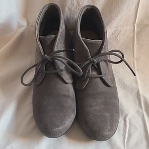 Clarks sz 9 Gray suade ankle boots